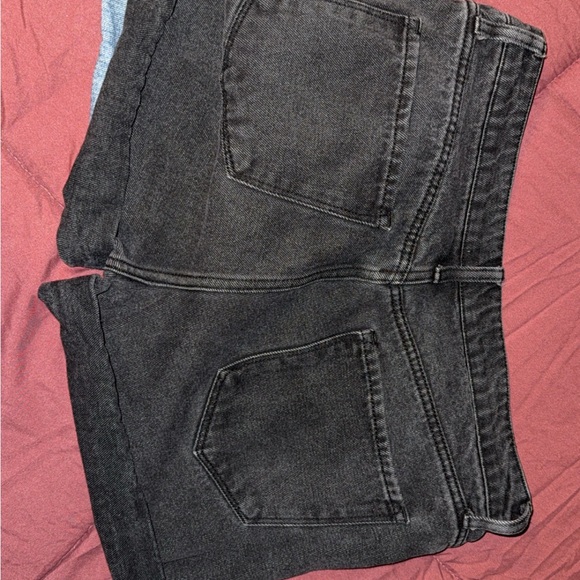 Stylish High-Waisted Denim Shorts - Picture 2 of 5